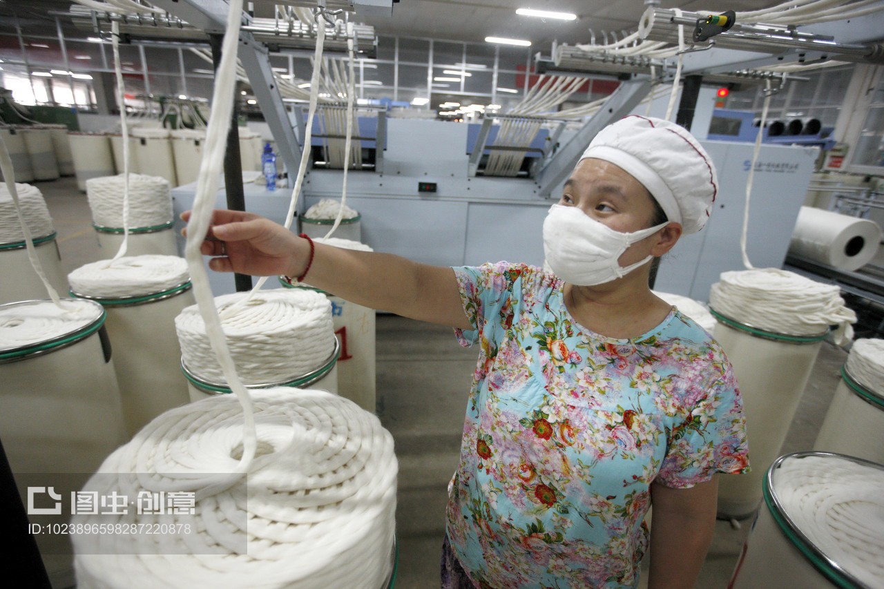 安徽省淮北市,啟鑫紡織廠(chǎng)的生產(chǎn)車(chē)間內(nèi),紡織女工加工出口的歐美地區(qū)的紡織品。